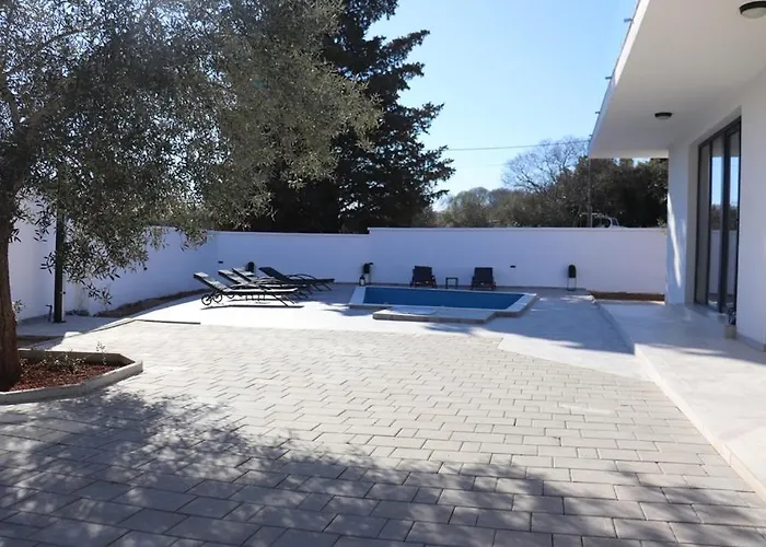 Krk, Sottovento With Pool, 8p *