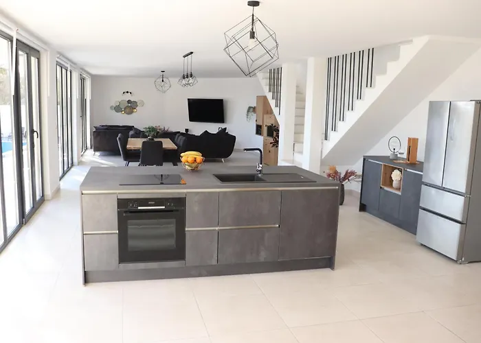 Krk, Sottovento With Pool, 8p *