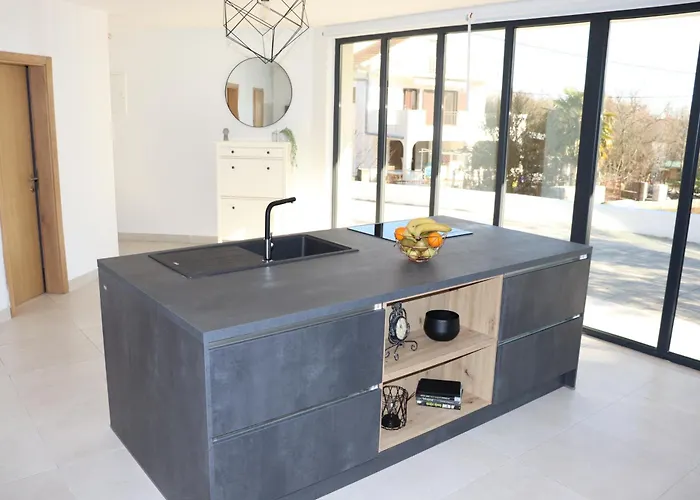 Krk, Sottovento With Pool, 8p Villa *