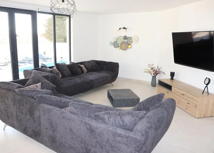 Villa Krk, Sottovento With Pool, 8p *