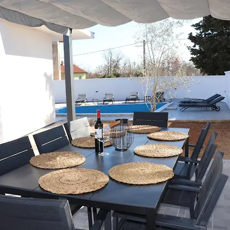 Krk, Sottovento With Pool, 8p Vila *